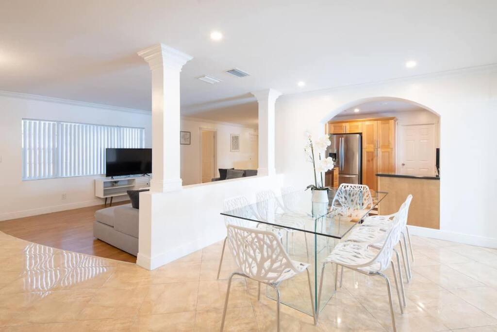 Stunning Lake-Front Villa With Pool & Spa Pembroke Pines Exterior foto
