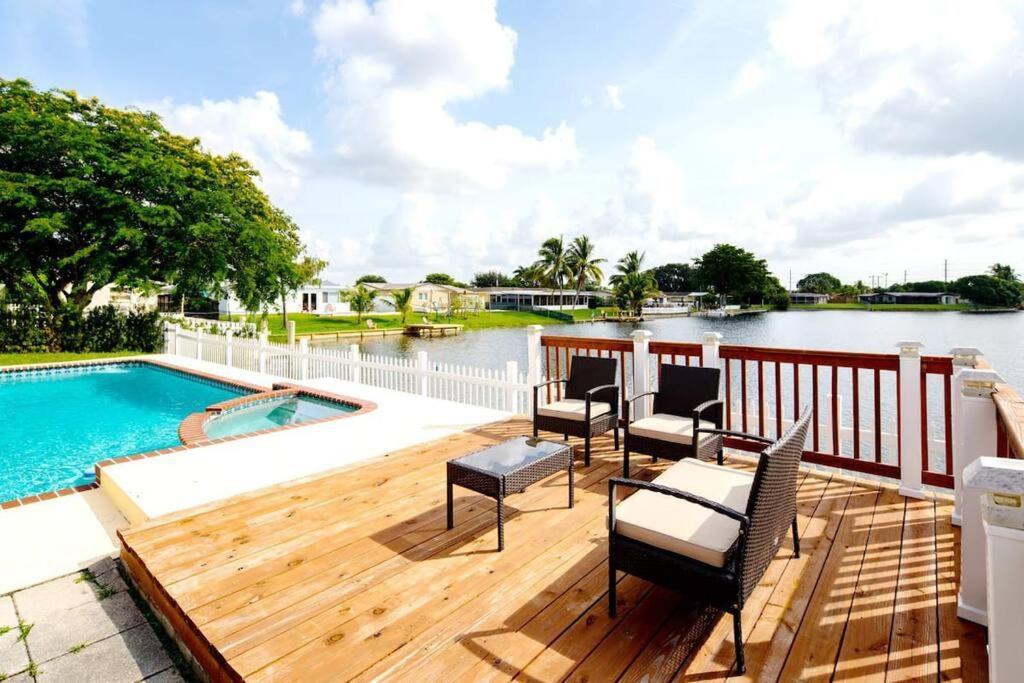 Stunning Lake-Front Villa With Pool & Spa Pembroke Pines Exterior foto